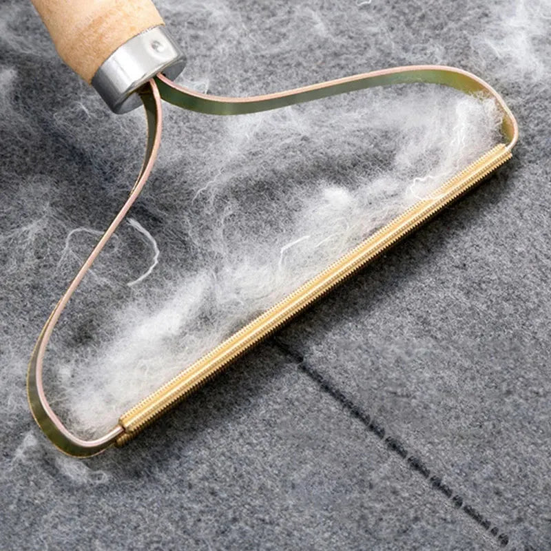 Eco-Pro Manual Fabric Shaver – Copper & Wood Lint Remover for Rugs, Wool Coats, and Upholstery.