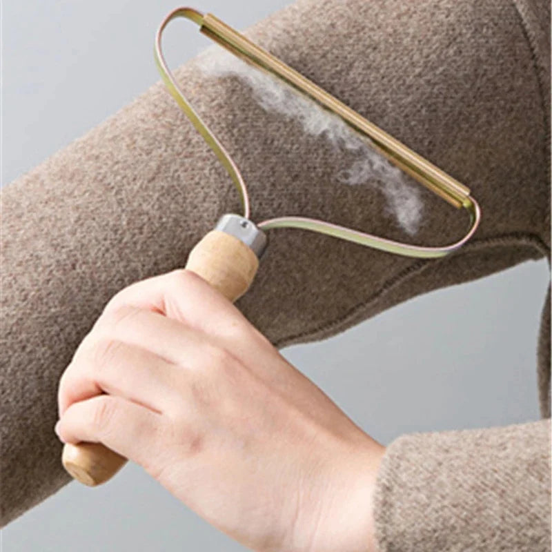 Eco-Pro Manual Fabric Shaver – Copper & Wood Lint Remover for Rugs, Wool Coats, and Upholstery.