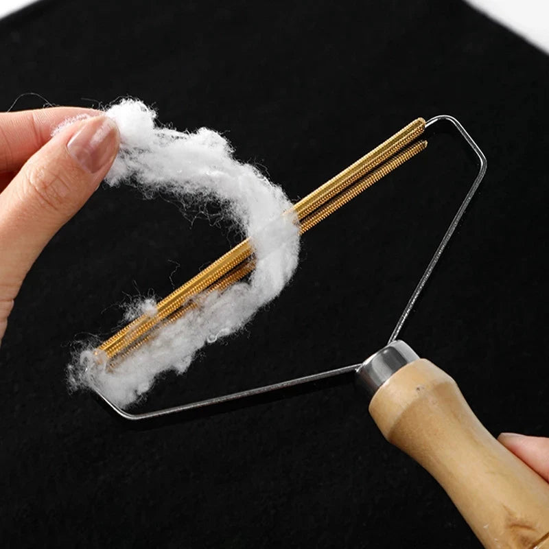Eco-Pro Manual Fabric Shaver – Copper & Wood Lint Remover for Rugs, Wool Coats, and Upholstery.